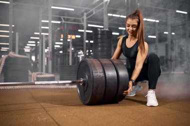 Güzel kız antrenmana hazırlanıyor.