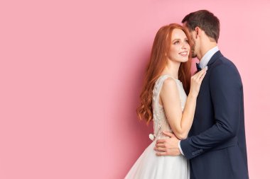 Güzel bir çiftin portresi Zarif bir nişanlı ve gelin