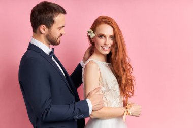 Smokinli adam kız arkadaşına çok güzel bakıyor.