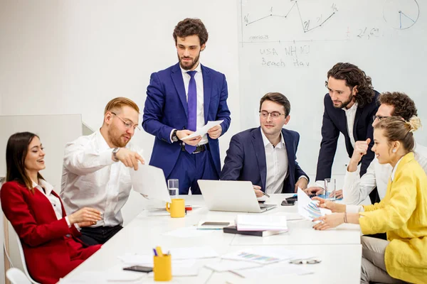 Groep van bedrijfsleiders in het kantoor — Stockfoto