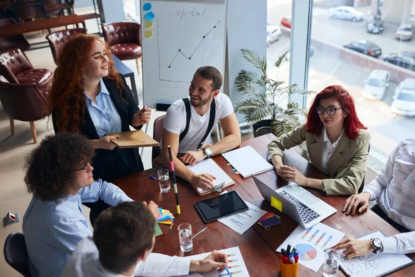 창의적 인 사무실의 회의실에 있는 각 나라의 사업 팀을 머리 속에 그려 보는 모습 — 스톡 사진