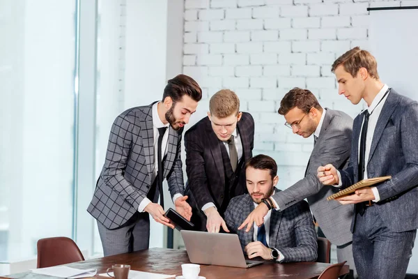 Unga män i kostym samlades i affärsmöte — Stockfoto