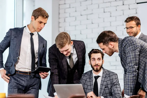 Jovem gerente ou chefe conversar com colegas de trabalho — Fotografia de Stock