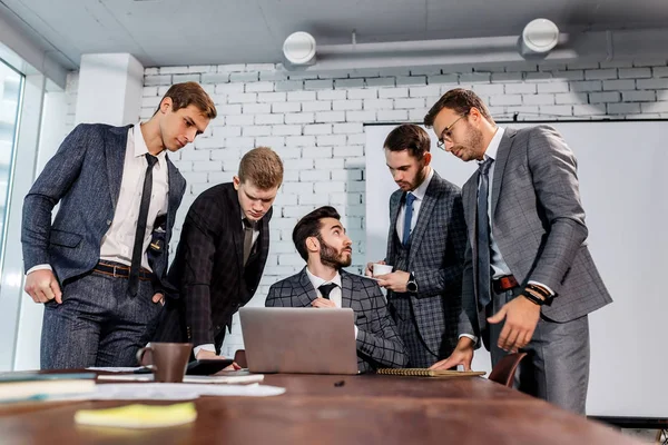 Trabajo en equipo de hombres de negocios en esmoquin — Foto de Stock