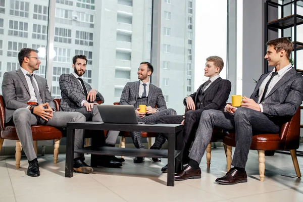 Vezetés és üzleti koncepció. Öltönyös férfiak coworking — Stock Fotó