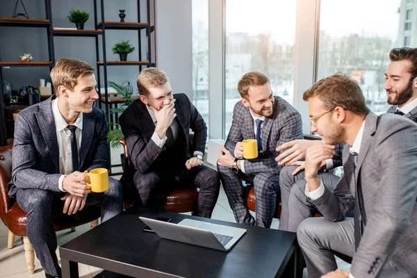 Tiempo libre del equipo de negocios masculino en la oficina —  Fotos de Stock