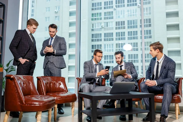 Conceito de negócios e liderança. trabalho em equipe de homens de negócios — Fotografia de Stock