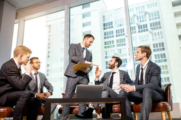 Affärskollegor diskutera i office — Stockfoto