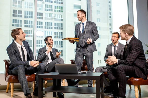 Unga män i kostym samlades i affärsmöte — Stockfoto
