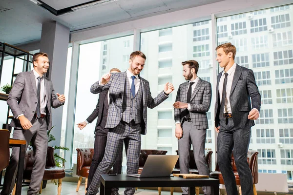 Boldog vidám üzleti csapat az irodában — Stock Fotó
