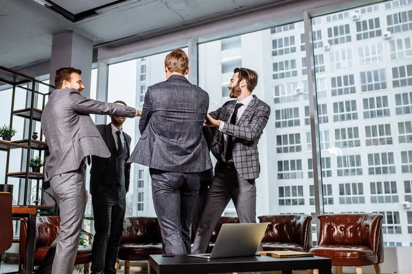 Coworking de negócios feliz de homens — Fotografia de Stock