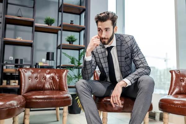 Jovem homem de negócios de terno sentar no escritório — Fotografia de Stock