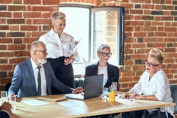 Groep zakelijke mensen die samen brainstormen in de vergaderruimte — Stockfoto