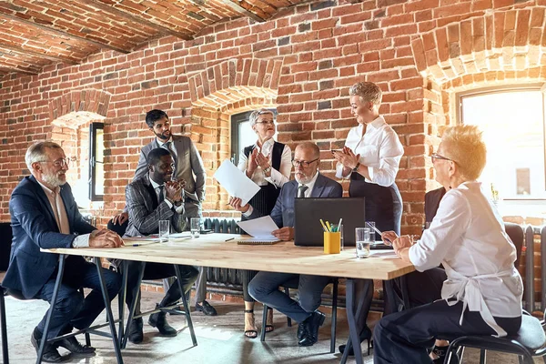 Zakenmensen aan de onderhandelingstafel op kantoor — Stockfoto