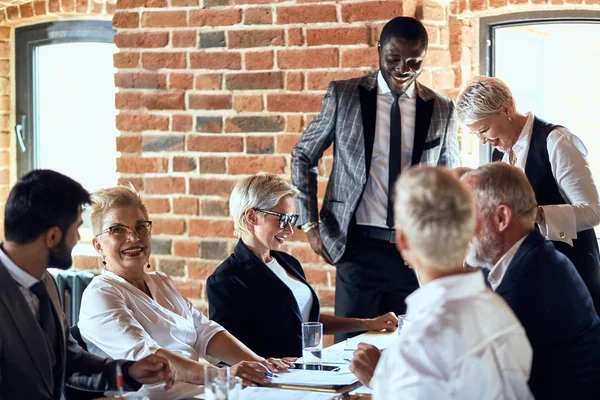 Gente de negocios en la mesa de negociaciones en la oficina — Foto de Stock