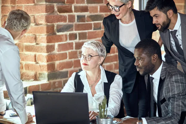 Empresarios trabajan en la oficina — Foto de Stock