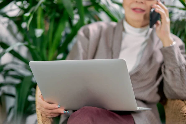 Fecho de laptop segurando por mulher sênior. Conceito de negócio — Fotografia de Stock