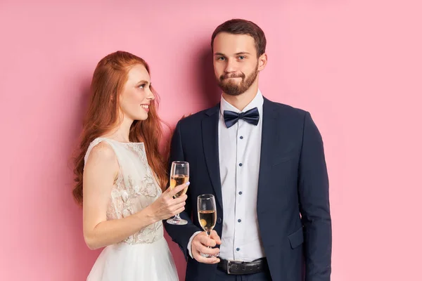 Retrato de pareja de jóvenes casados juntos aislado ove fondo rosa — Foto de Stock