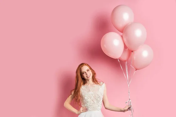 Señora alegre y atractiva en vestido blanco con globos de aire —  Fotos de Stock