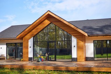 Panoramik pencereli İskandinav kulübesi, temizlikten önce ahşap tatil evi