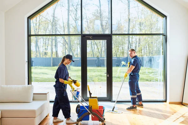 Tijdens het schoonmaken huis met groot panoramisch raam — Stockfoto