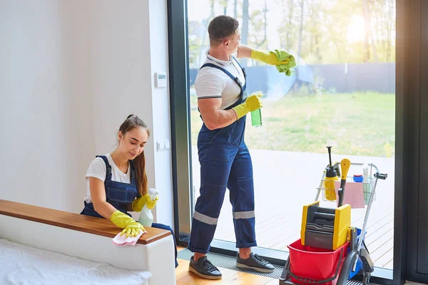 Disfrute del trabajo en equipo mientras limpia la casa — Foto de Stock