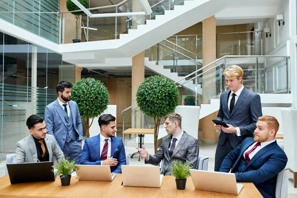 Groupe de jeunes dirigeants d'entreprises diverses tenant une réunion en fonction — Photo