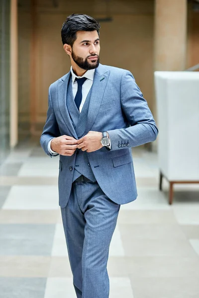 Handsome guy wearing grey tuxedo — ストック写真