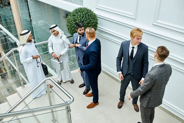 Conversación de empresarios en escaleras —  Fotos de Stock