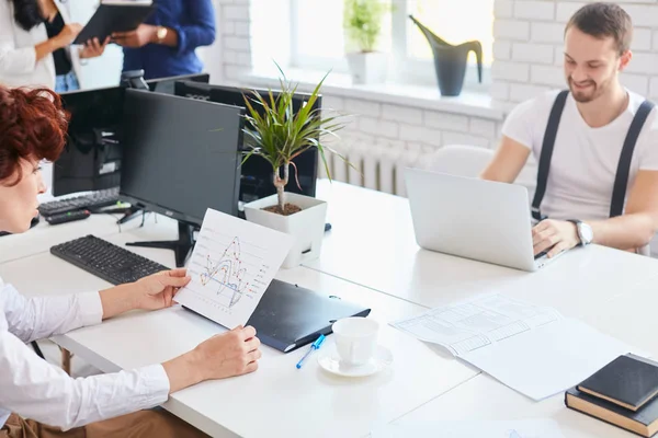 Gente creativa de negocios con papeles y computadoras portátiles — Foto de Stock