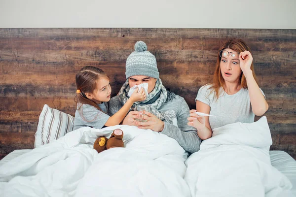 Beteg feleség férj és gyermek otthon — Stock Fotó