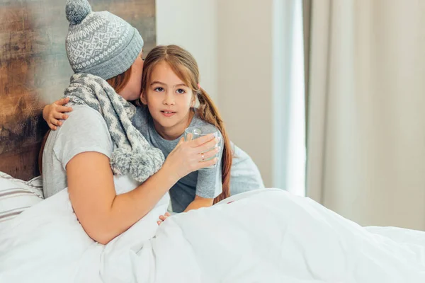 Petite fille prudente et mère malade à la maison — Photo