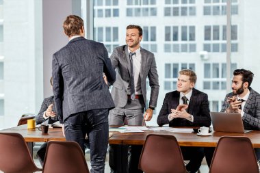 Genç iş adamı ortağını selamlıyor