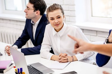 İş ekibi ofisinde.