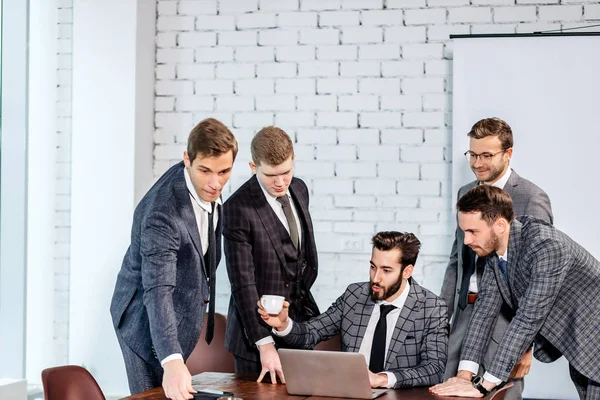 Unión y asociación de hombres de negocios en el trabajo —  Fotos de Stock