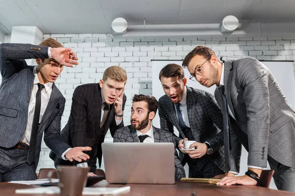 Equipo de coworking en shock en el trabajo — Foto de Stock
