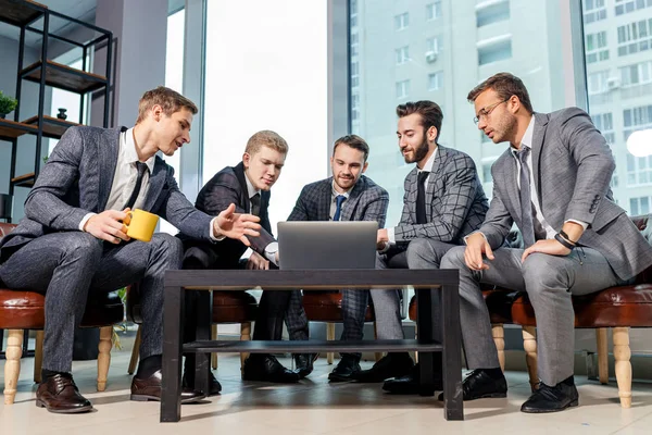 Jóvenes empresarios trabajan juntos —  Fotos de Stock