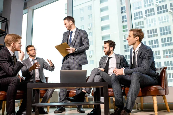 Ledarskap och affärsidé. män i kostym coworking — Stockfoto