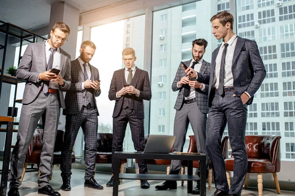 Unga ledare, affärsmän använder smartphones — Stockfoto