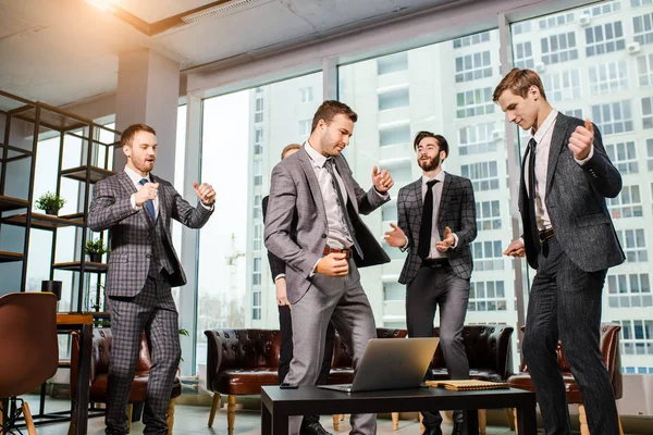 Homens de negócios dançando — Fotografia de Stock