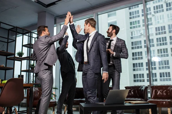 Homens de negócios jovens batendo palmas uns aos outros — Fotografia de Stock