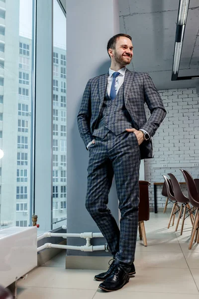 Hombre de negocios con estilo en la oficina — Foto de Stock