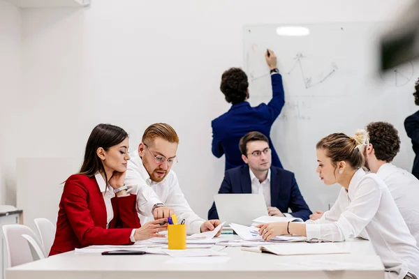 Criação de um projeto empresarial no escritório — Fotografia de Stock