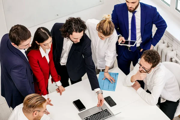 Les travailleurs d'affaires professionnels dans le bureau — Photo