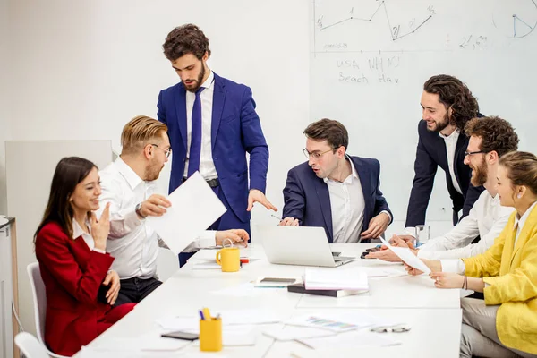 Jefe y empleado en la oficina de negocios —  Fotos de Stock