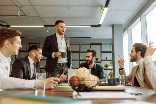 Positiva affärsmän njuta av coworking — Stockfoto