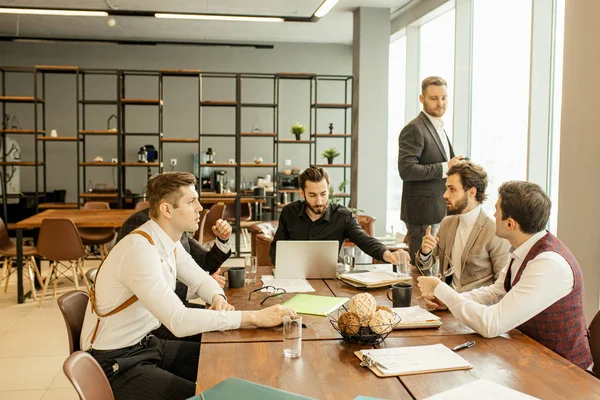 Geschäftsleute halten Konferenz im Büro ab — Stockfoto