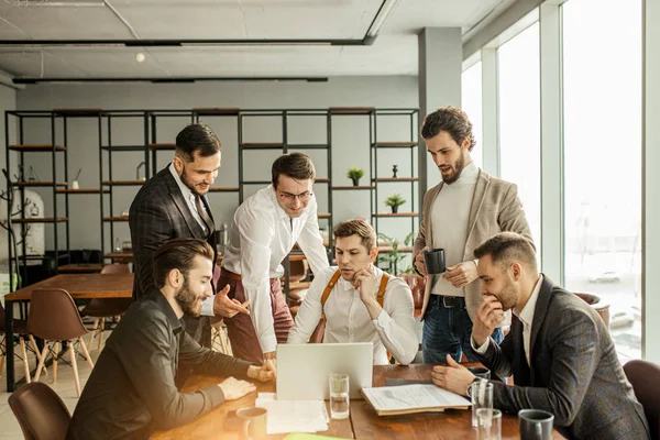 Coworking del equipo empresarial en el cargo —  Fotos de Stock