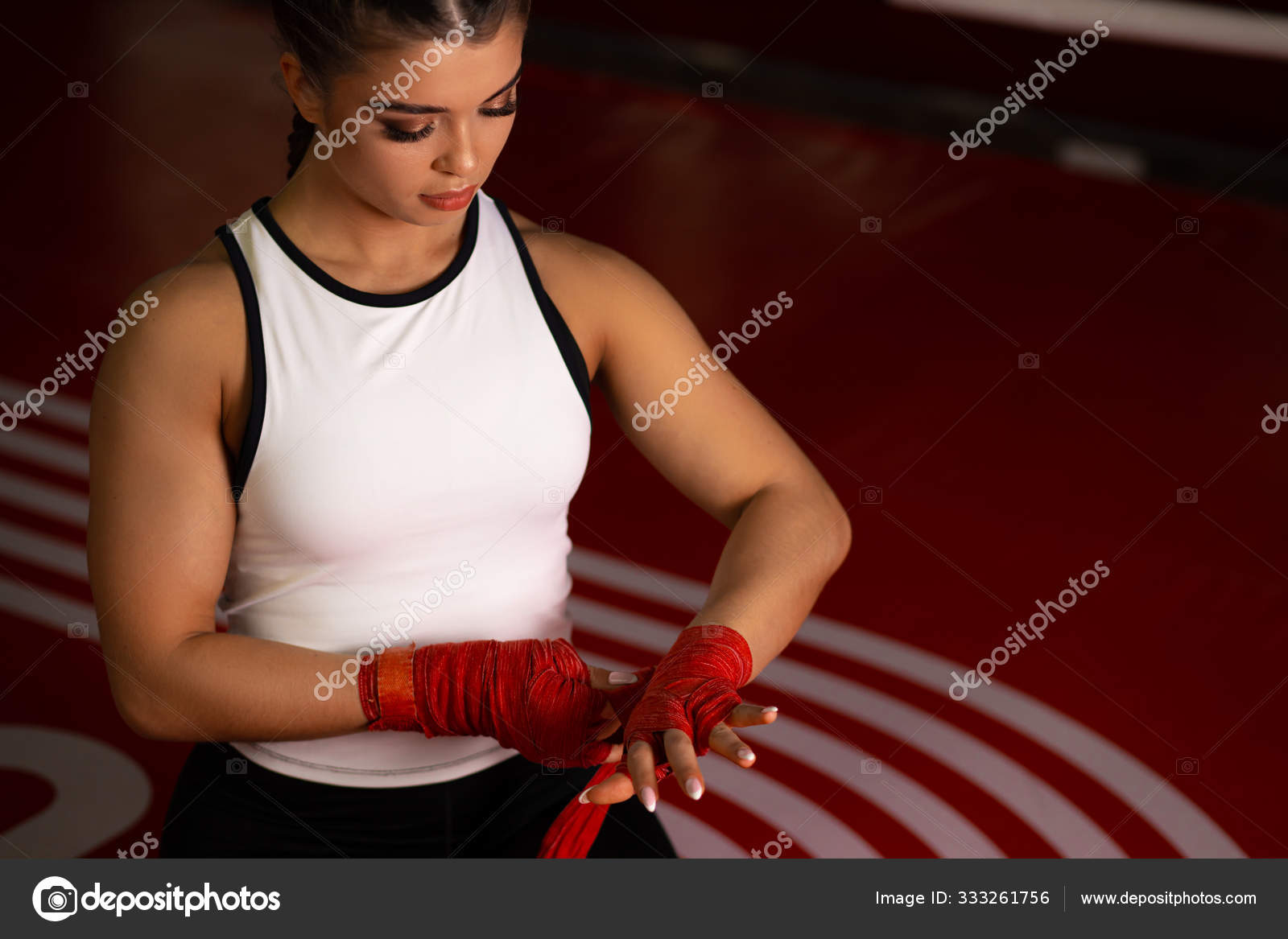 Canvas Print Boxing woman binds the bandage on his hand 