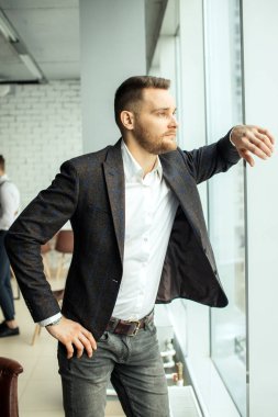 Smokinli adama yan bakış